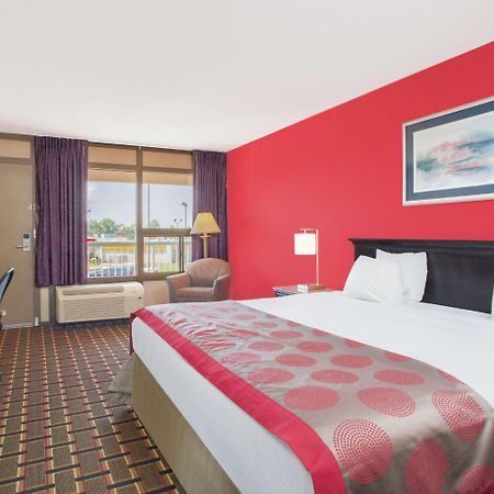 Ramada By Wyndham Edgewood Hotel & Conference Center Esterno foto