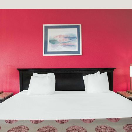 Ramada By Wyndham Edgewood Hotel & Conference Center Esterno foto