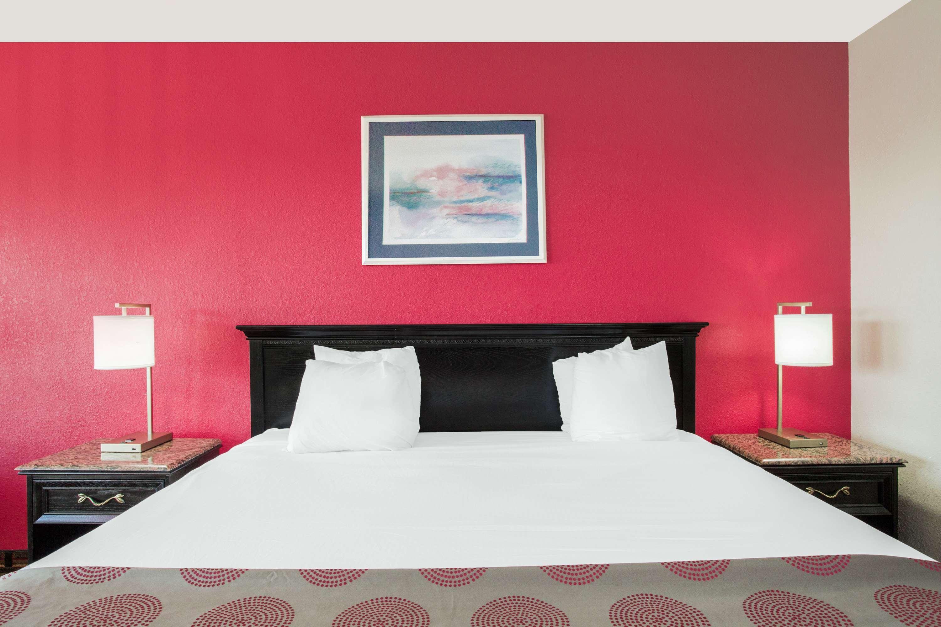 Ramada By Wyndham Edgewood Hotel & Conference Center Esterno foto