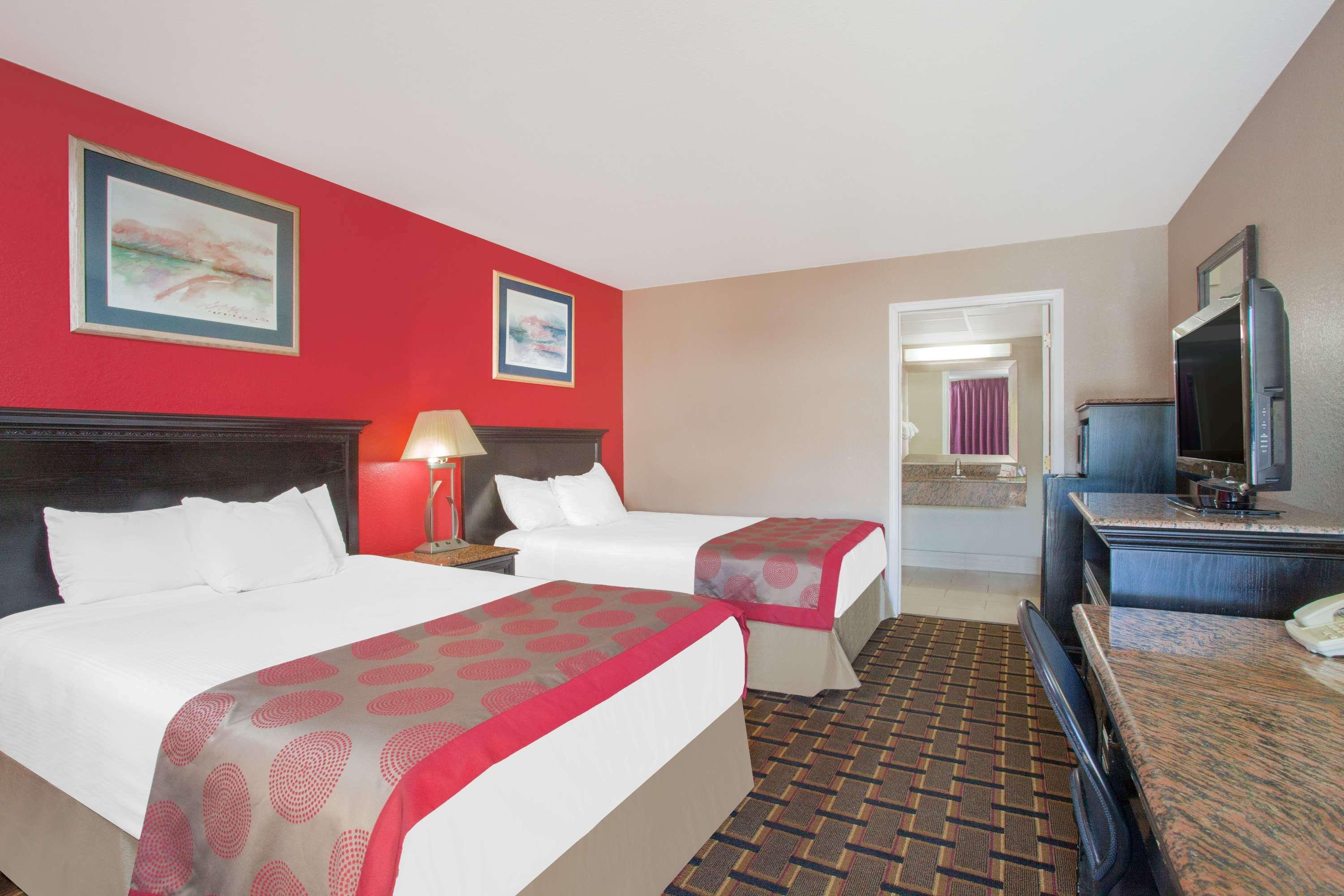 Ramada By Wyndham Edgewood Hotel & Conference Center Esterno foto