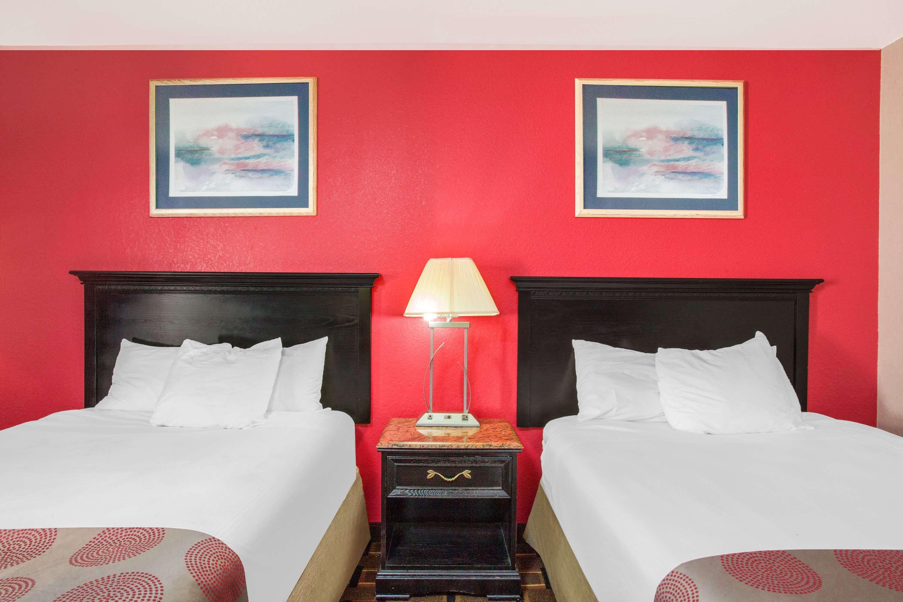 Ramada By Wyndham Edgewood Hotel & Conference Center Esterno foto