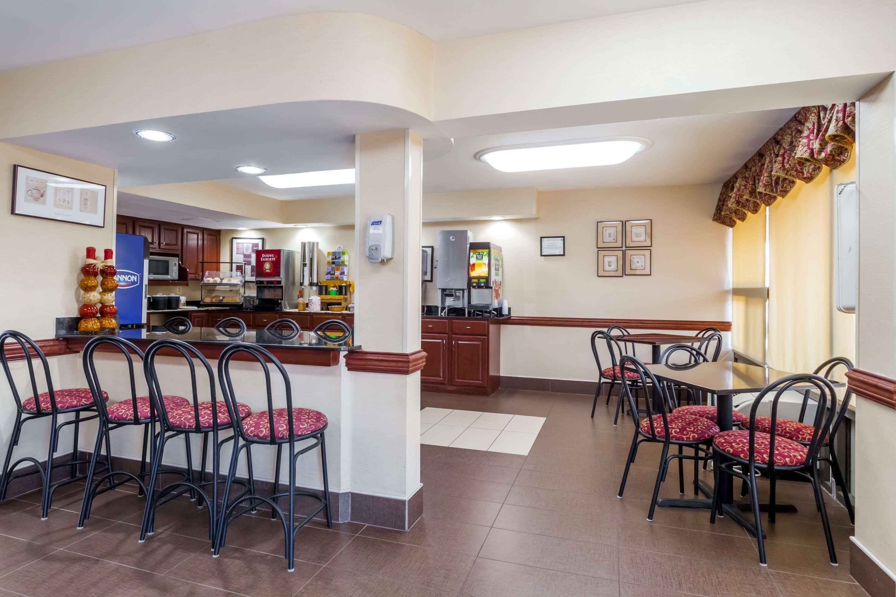 Ramada By Wyndham Edgewood Hotel & Conference Center Esterno foto