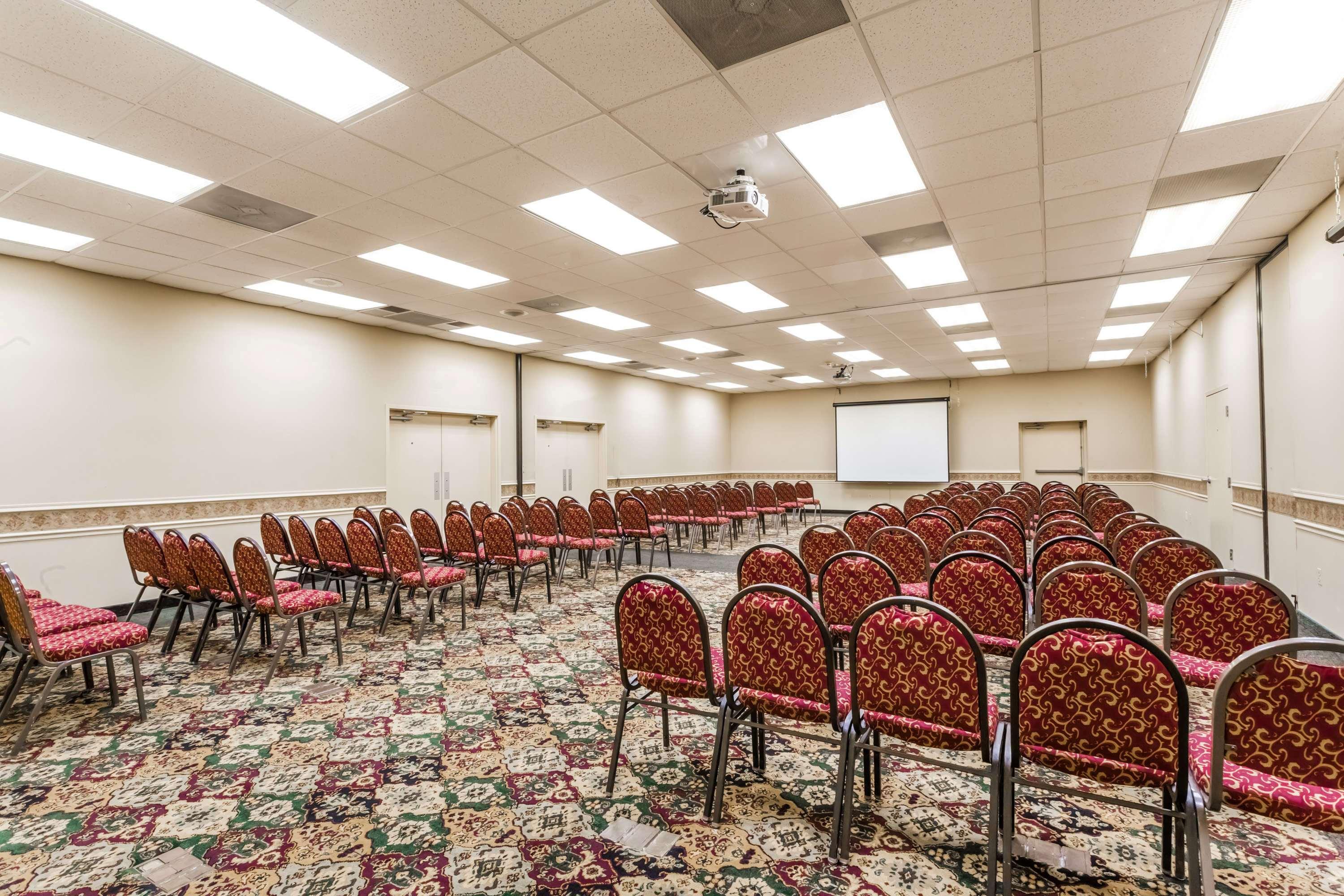 Ramada By Wyndham Edgewood Hotel & Conference Center Esterno foto