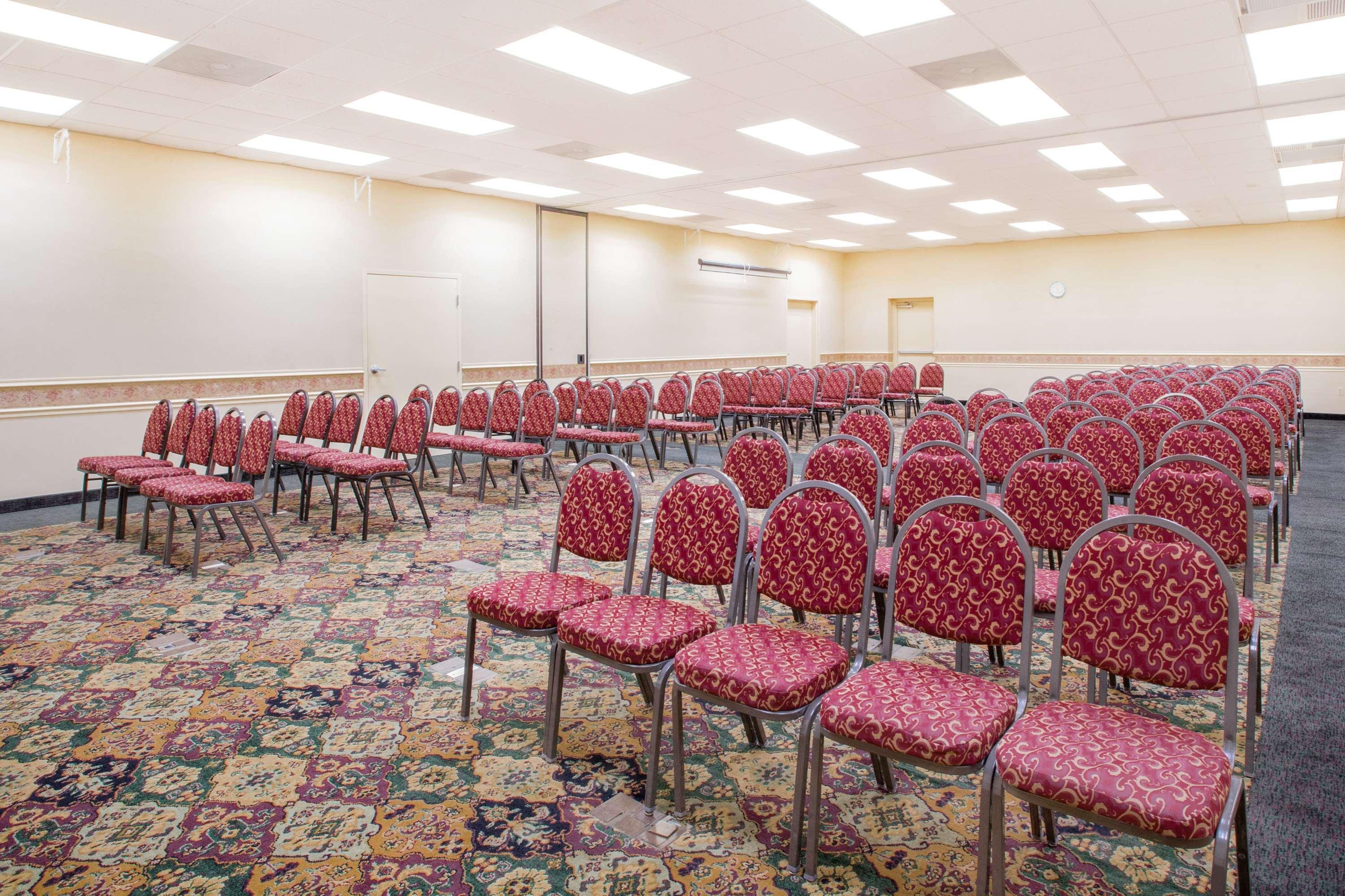 Ramada By Wyndham Edgewood Hotel & Conference Center Esterno foto