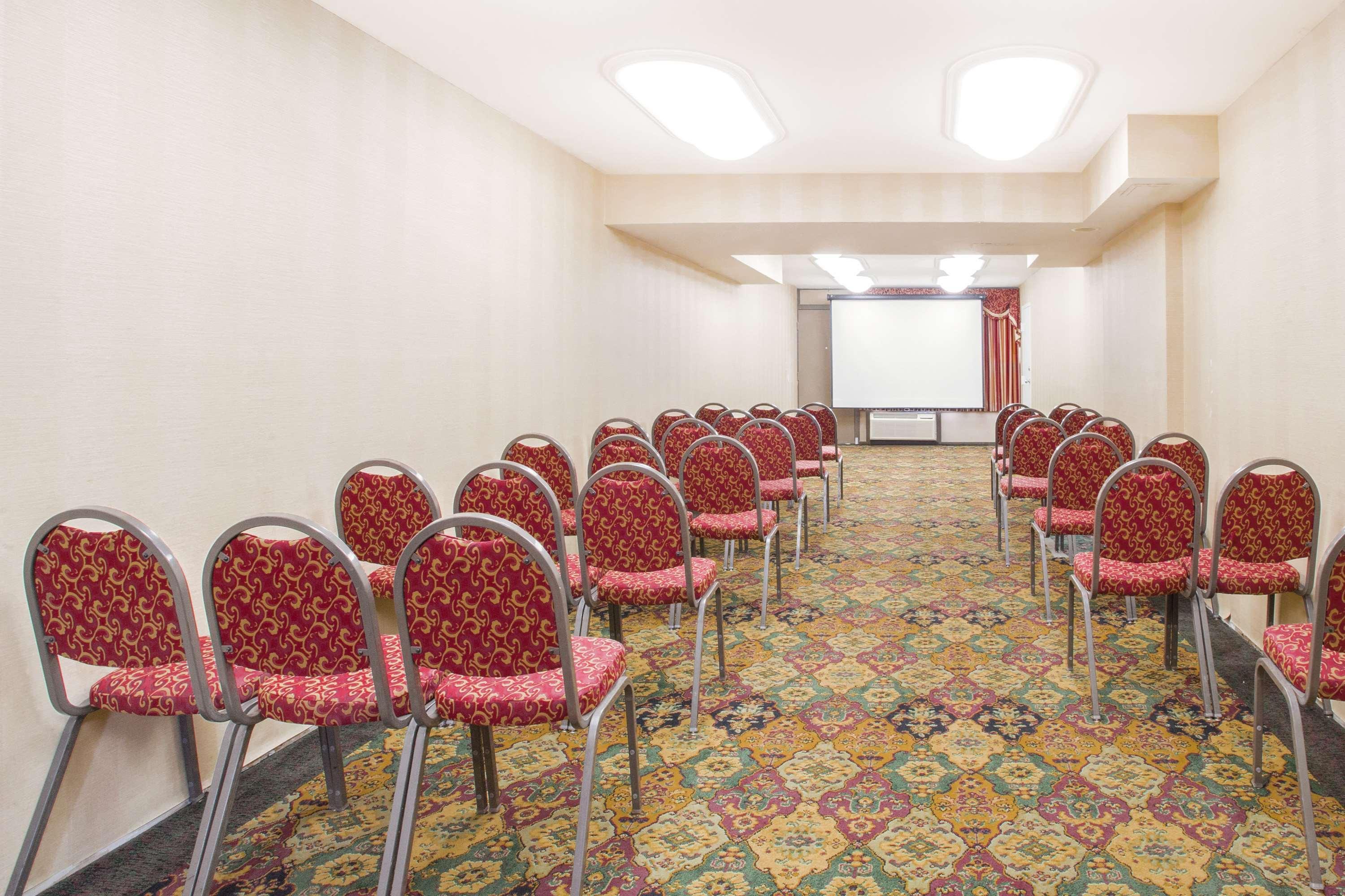 Ramada By Wyndham Edgewood Hotel & Conference Center Esterno foto