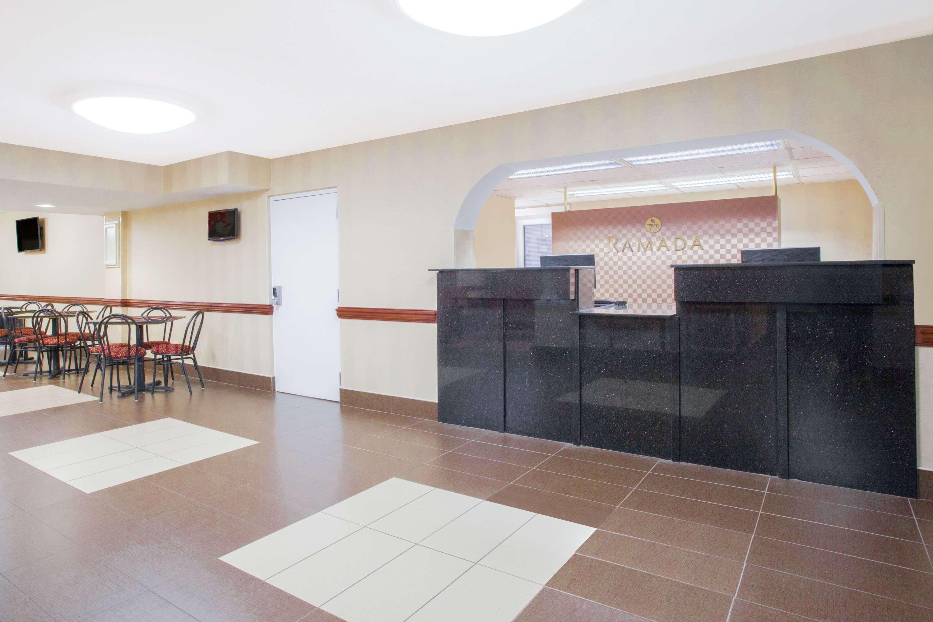 Ramada By Wyndham Edgewood Hotel & Conference Center Esterno foto